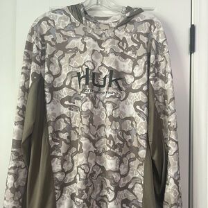 Men’s HUK performance fishing shirt with hood